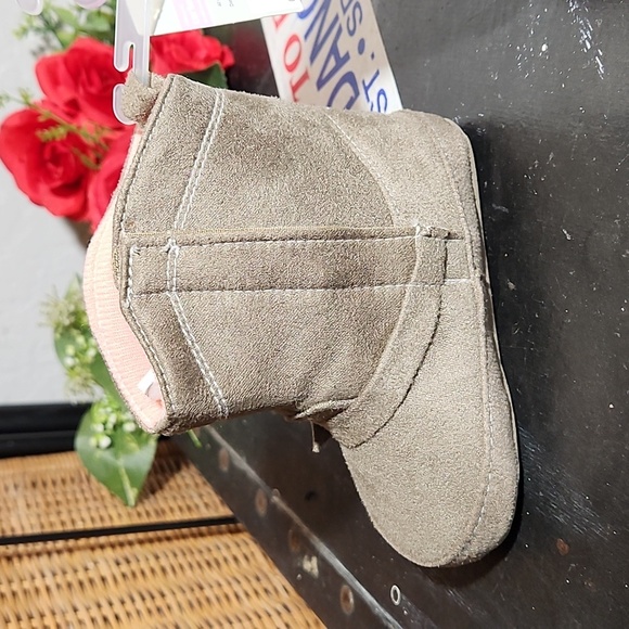 CARTERS Crib Shoes Soft Boots With Bow Detail 6-9 Months - Picture 5 of 9